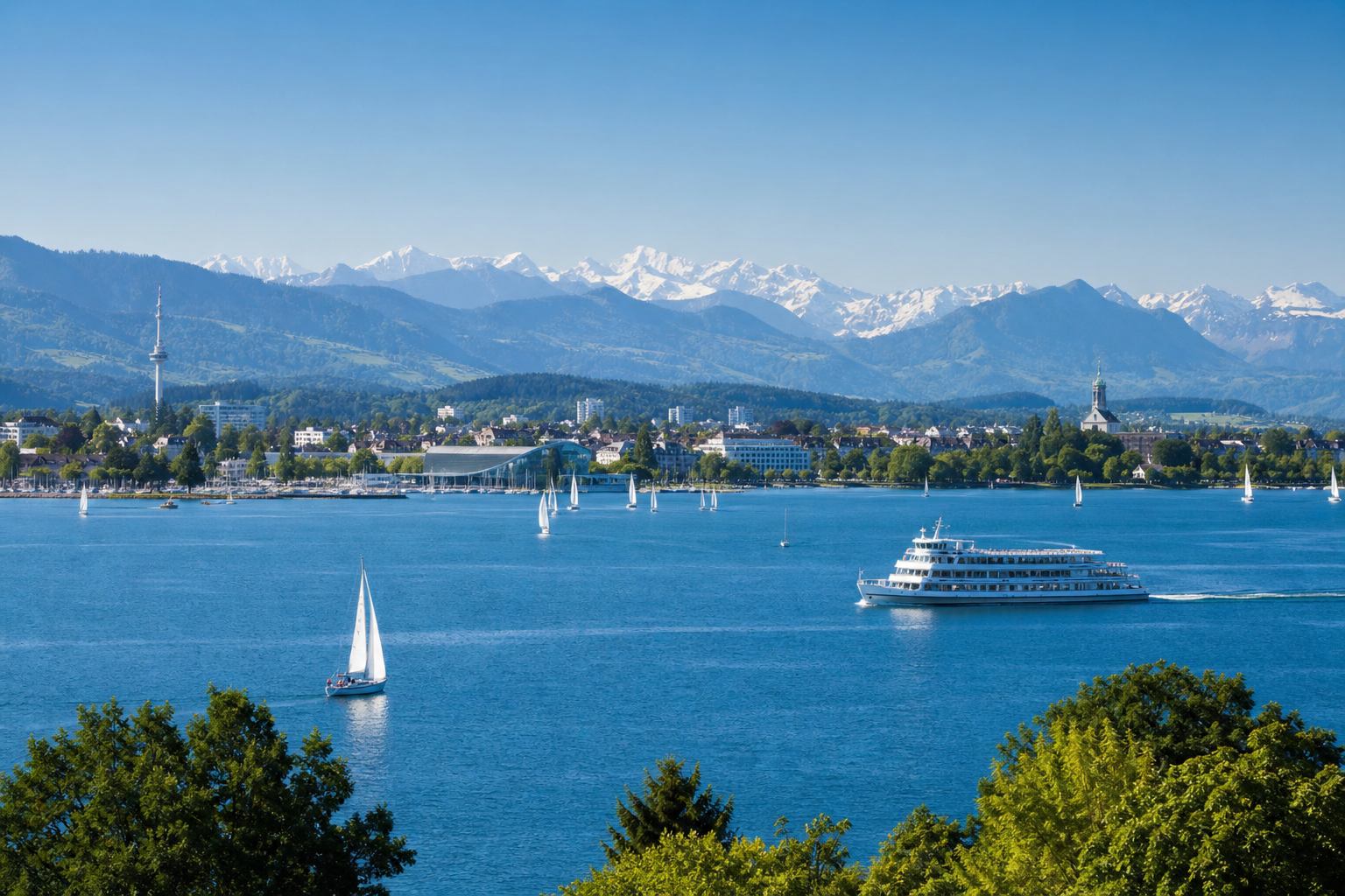 Bodensee mit Alpenpanorama und Segelbooten